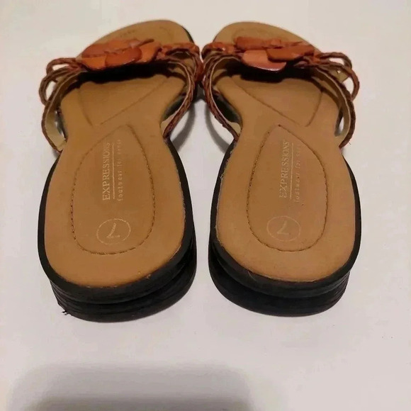 Women's EXPRESSIONS Tan Leather Sandals w/ Tan Detailed FLOWER Size 7 - Picture 3 of 7